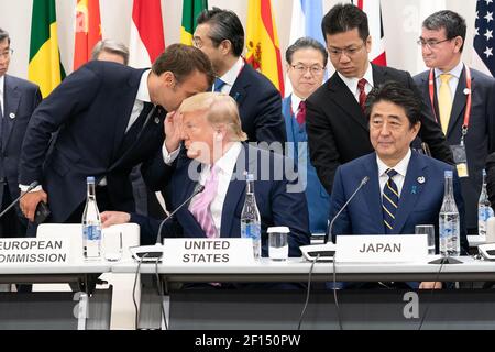 Il presidente Donald Trump ascolta il discorso del presidente francese Emmanuel Macron che si affida a lui durante l'evento speciale dei leader del G20 sull'economia digitale al vertice del G20 in Giappone venerdì 28 2019 giugno a Osaka in Giappone. Foto Stock