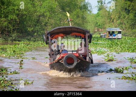 Turisti che viaggiano in barca sul fiume Mekong. Distretto di Cat Cai Lậy, Provincia di Tien Giang, Vietnam. Foto Stock