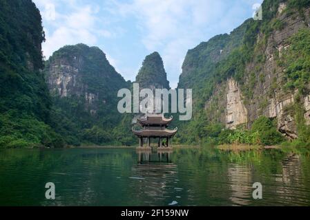 Tempio galleggiante in un lago al Trang An Scenic Landscape Complex, vicino a Ninh Binh, Vietnam. Foto Stock