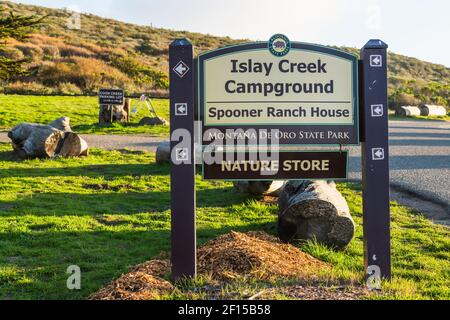 Parco statale Montana de Oro nella contea di San Luis Obispo, California Central Coast. Strada tortuosa e cartello informativo Foto Stock