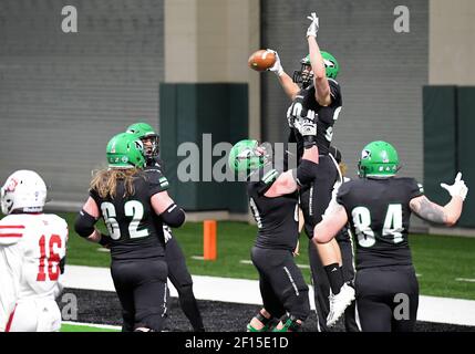 4 marzo 2021: Adam Zavalney (39), il grande ricevitore dei combattenti dei falchi del North Dakota, viene sollevato in aria dai compagni di squadra dopo aver segnato un touchdown in una partita di football della NCAA FCS tra l'Università del South Dakota Coyotes e l'Università del North Dakota Fighting Hawks presso l'Alerus Center, Grand Forks, IL DAKOTA del Nord ha vinto 21-10 foto da Russell Hons/CSM Foto Stock