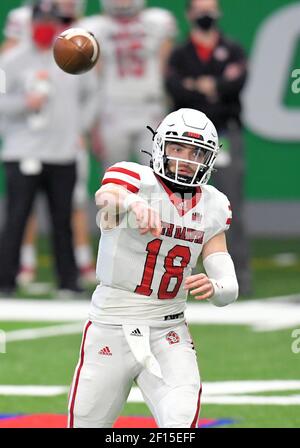 4 marzo 2021: Quarterback South Dakota Coyotes Carson Camp (18) passa la palla durante una partita di football NCAA FCS tra l'Università del South Dakota Coyotes e l'Università del North Dakota Fighting Hawks presso l'Alerus Center, Grand Forks, ND North Dakota ha vinto 21-10 Photo by Russell Hons/CSM Foto Stock