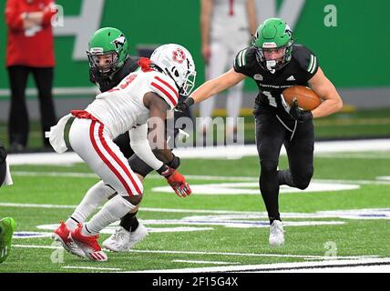 4 marzo 2021: North Dakota Fighting Hawks quarterback Quincy Vaughn (14) corre la palla durante una partita di football NCAA FCS tra l'Università del South Dakota Coyotes e l'Università del North Dakota Fighting Hawks presso l'Alerus Center, Grand Forks, ND North Dakota ha vinto 21-10 Photo by Russell Hons/CSM Foto Stock