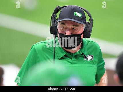 4 marzo 2021: North Dakota Fighting Hawks capo allenatore Bubba Schweigert a margine di una partita di football NCAA FCS tra l'Università del South Dakota Coyotes e l'Università del North Dakota Fighting Hawks presso l'Alerus Center, Grand Forks, ND North Dakota ha vinto 21-10 Photo by Russell Hons/CSM Foto Stock