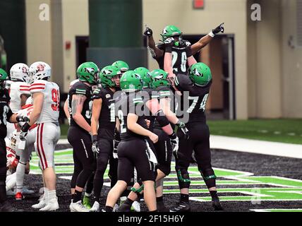 4 marzo 2021: North Dakota Fighting Hawks Running back Otis Weah (26) è sollevato in aria dopo aver segnato un touchdown durante una partita di football NCAA FCS tra l'Università del South Dakota Coyotes e l'Università del North Dakota Fighting Hawks presso l'Alerus Center, Grand Forks, IL DAKOTA del Nord ha vinto 21-10 foto da Russell Hons/CSM Foto Stock