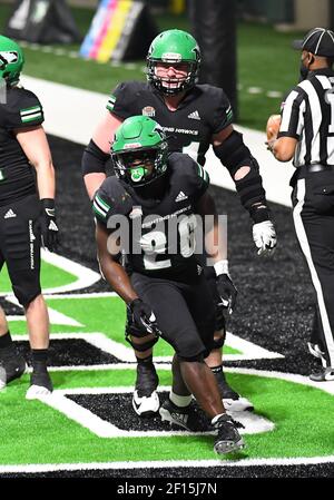 4 marzo 2021: North Dakota Fighting Hawks Running back Otis Weah (26) festeggia nell'endzone dopo aver segnato un touchdown durante una partita di football NCAA FCS tra l'Università del South Dakota Coyotes e l'Università del North Dakota Fighting Hawks presso l'Alerus Center, Grand Forks, IL DAKOTA del Nord ha vinto 21-10 foto da Russell Hons/CSM Foto Stock