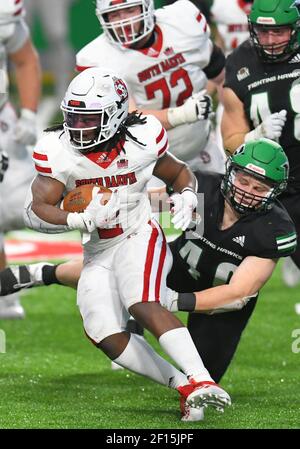 Marzo 4, 2021: South Dakota Coyotes Running back Kai Henry (2) rushes la palla durante una partita di football NCAA FCS tra l'Università del South Dakota Coyotes e l'Università del North Dakota Fighting Hawks presso l'Alerus Center, Grand Forks, ND North Dakota ha vinto 21-10 Photo by Russell Hons/CSM Foto Stock