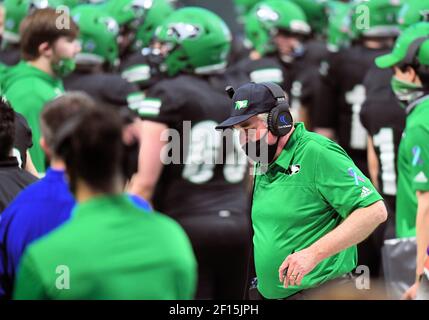 4 marzo 2021: North Dakota Fighting Hawks capo allenatore Bubba Schweigert a margine di una partita di football NCAA FCS tra l'Università del South Dakota Coyotes e l'Università del North Dakota Fighting Hawks presso l'Alerus Center, Grand Forks, ND North Dakota ha vinto 21-10 Photo by Russell Hons/CSM Foto Stock