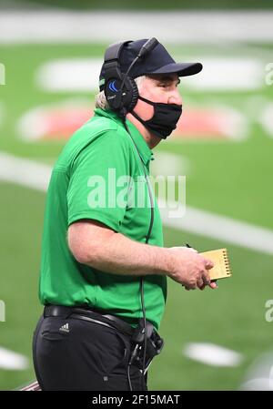 4 marzo 2021: North Dakota Fighting Hawks capo allenatore Bubba Schweigert ai margini durante una partita di football NCAA FCS tra l'Università del South Dakota Coyotes e l'Università del North Dakota Fighting Hawks presso l'Alerus Center, Grand Forks, ND North Dakota ha vinto 21-10 Photo by Russell Hons/CSM Foto Stock