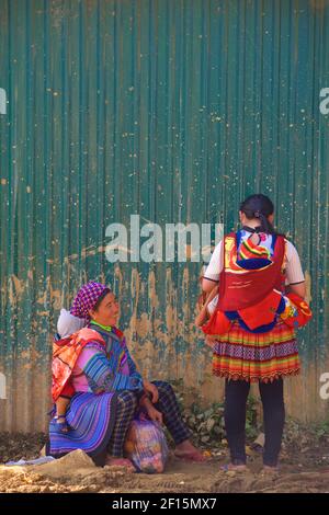 Fiori Hmong donne e bambini al mercato, Can Cau, vicino Bac ha, provincia Lao Cai, Vietnam Foto Stock