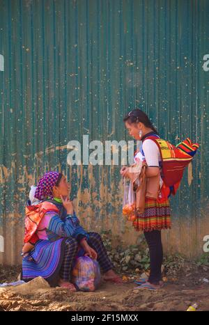 Fiori Hmong donne e bambini al mercato, Can Cau, vicino Bac ha, provincia Lao Cai, Vietnam Foto Stock