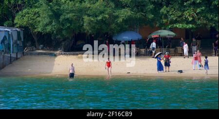 I turisti che si godono una spiaggia sull'isola di ti Top, Halong Bay, nel nord del Vietnam Foto Stock