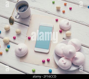 Mock-up di smartphone tra i dolci di colore Foto Stock