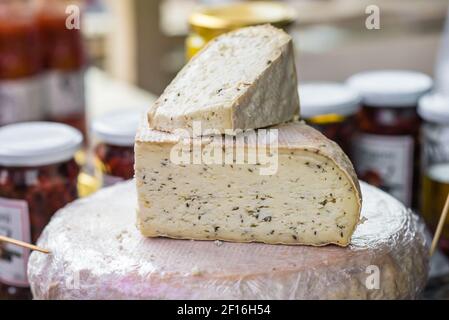 Pezzi di formaggio francese Foto Stock