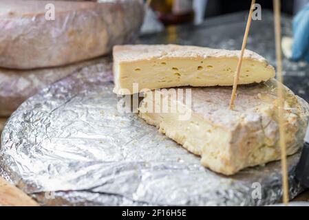 Pezzi di formaggio francese Foto Stock