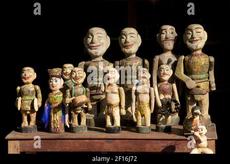 Selezione di marionette intagliate a mano in vendita presso un negozio di souvenir a Hoi An, Vietnam Foto Stock