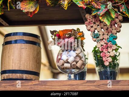 Bicchiere riempito con tappi di vino Foto Stock