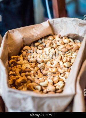 Noci di anacardi in sacchetto di carta Foto Stock