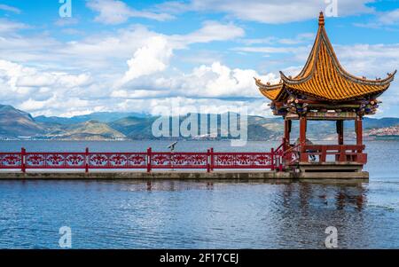 Padiglione Haixin e panorama lago Erhai a Dali Yunnan Cina Foto Stock