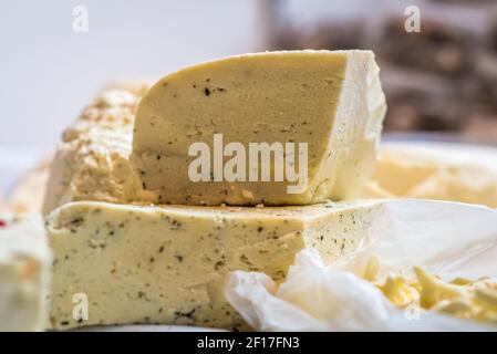 Pezzi di formaggio con spezie Foto Stock