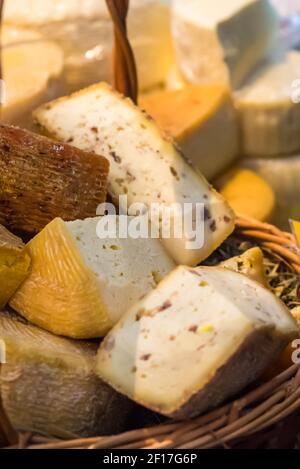 Pezzi di formaggio con spezie Foto Stock