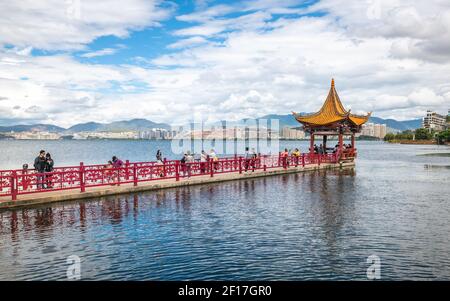 Dali China , 7 ottobre 2020 : persone al padiglione Haixin sul lago Erhai a Dali Yunnan Cina Foto Stock