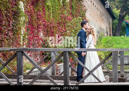 Sposi che passeggiano per la città Foto Stock