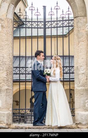 Sposi che passeggiano per la città Foto Stock