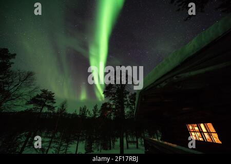 L'aurora boreale vista da Anterinmukka aperta rifugio selvaggio a Sodankylä, Lapponia, Finlandia Foto Stock