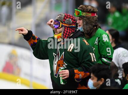 Il 5 marzo 2021 gli studenti del North Dakota si divertono con un giocatore di Omaha durante una partita di hockey maschile dell'NCAA tra gli Omaha Mavericks e l'Università del North Dakota Fighting Hawks alla Ralph Engelstad Arena di Grand Forks, North Dakota. Omaha ha ha vinto 3-2 in straordinario Foto di Russell Hons/CSM Foto Stock