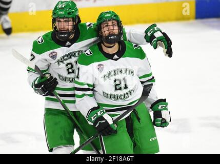 5 marzo 2021 North Dakota Fighting Hawks Forward Jackson Keane (21) guarda il tabellone come si congratula con Louis Jamernik (27) durante una partita di hockey maschile NCAA tra Omaha Mavericks e l'Università del North Dakota Fighting Hawks alla Ralph Engelstad Arena di Grand Forks, ND. Omaha ha ha vinto 3-2 in straordinario Foto di Russell Hons/CSM Foto Stock