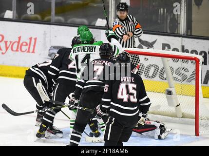 Il 5 marzo 2021 UN arbitro segnala un obiettivo del North Dakota durante una partita di hockey maschile dell'NCAA tra gli Omaha Mavericks e l'Università del North Dakota Fighting Hawks alla Ralph Engelstad Arena di Grand Forks, North Dakota. Omaha ha ha vinto 3-2 in straordinario Foto di Russell Hons/CSM Foto Stock