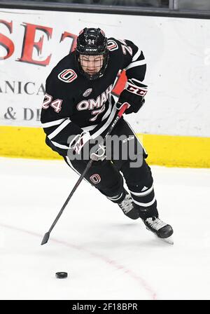 5 marzo 2021 Nebraska-Omaha Mavericks in avanti Jimmy Glynn (24) pattina con il disco durante una partita di hockey maschile dell'NCAA tra gli Omaha Mavericks e l'Università del North Dakota Fighting Hawks alla Ralph Engelstad Arena di Grand Forks, ND. Omaha ha ha vinto 3-2 in straordinario Foto di Russell Hons/CSM Foto Stock