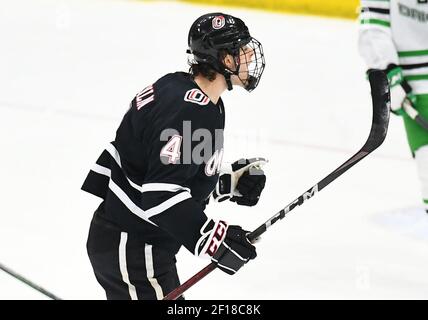 5 marzo 2021 il difensore del Nebraska-Omaha Mavericks Brandon Scanlin (4) celebra la vittoria di una partita di hockey maschile dell'NCAA tra gli Omaha Mavericks e l'Università del North Dakota Fighting Hawks alla Ralph Engelstad Arena di Grand Forks, ND. Omaha ha ha vinto 3-2 in straordinario Foto di Russell Hons/CSM Foto Stock