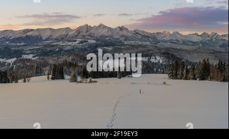 Beautiful mountain landscape during romantic winter sunrise - Tatra Mountains, Poland Foto Stock