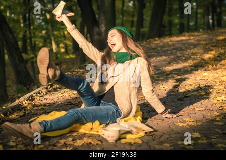 La ragazza ama leggere un libro Foto Stock