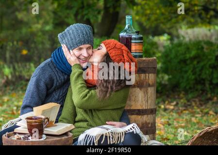 Coppia amorevole nel giardino d'autunno Foto Stock