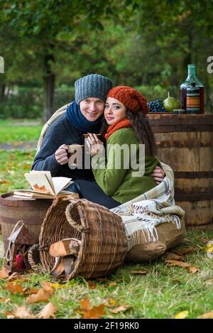 Coppia amorevole nel giardino d'autunno Foto Stock