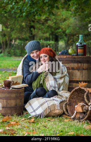 Coppia amorevole nel giardino d'autunno Foto Stock