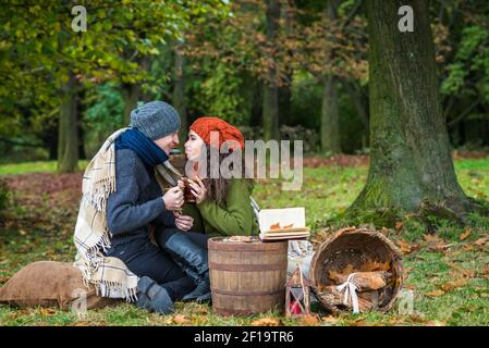 Coppia amorevole nel giardino d'autunno Foto Stock