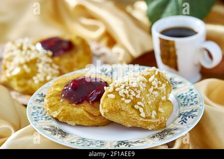Cheesecake con marmellata su un piatto sullo sfondo di la tazza con una punta di rosso corinto serie pieno cucina ricette alimentari Foto Stock