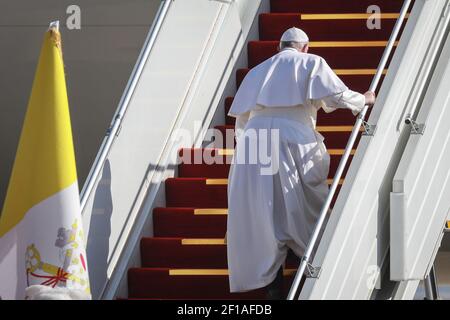 Baghdad, Iraq. 8 marzo 2021. Papa Francesco sale le scale per salire a bordo del suo aereo Alitalia Airbus A330 quando parte dall'aeroporto internazionale di Baghdad concludendo la sua visita di quattro giorni in Iraq. Credit: Ameer al Mohammedaw/dpa/Alamy Live News Foto Stock