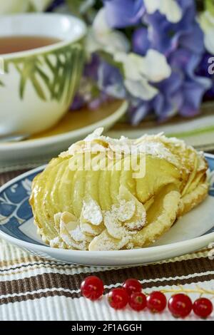 Cheesecake di mele con tazza di tè dolce dessert ancora vita Foto Stock