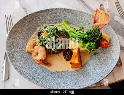 Filetto di manzo con gamberi d'aglio e servito con verdure Foto Stock