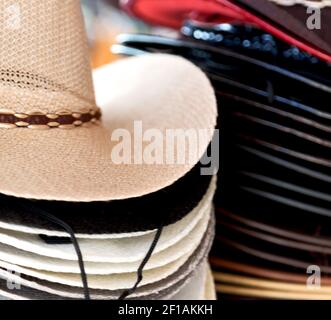 Un sacco di moda trandy cappelli in un mercato Foto Stock