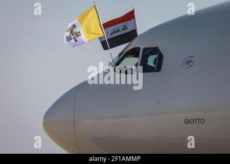 Baghdad, Iraq. 8 marzo 2021. Le bandiere irachene e Vaticane sono visibili sull'abitacolo dell'aereo A330 Alitalia di Papa Francesco all'aeroporto internazionale di Baghdad. Credit: Ameer al Mohammedaw/dpa/Alamy Live News Foto Stock