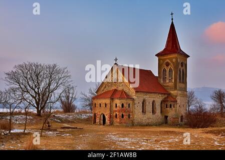 Bella vecchia chiesa di San Linhart. Villaggio tempio cattolico di Musov - Pasohlavky, Repubblica Ceca. Dam New Mills (nove Millyny) Foto Stock