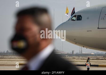 Baghdad, Iraq. 8 marzo 2021. Le bandiere irachene e della Città del Vaticano possono essere viste sul cockpit dell'aereo A330 di Alitalia di Papa Francesco all'aeroporto internazionale di Baghdad. Credit: Ameer al Mohammedaw/dpa/Alamy Live News Foto Stock