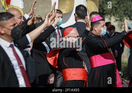 Baghdad, Iraq. 8 marzo 2021. Il presidente iracheno Barham Saleh (L) e il clergimo cattolico in graduatoria si sono arenati a Papa Francesco durante la cerimonia di partenza all'aeroporto internazionale di Baghdad. Credit: Ameer al Mohammedaw/dpa/Alamy Live News Foto Stock