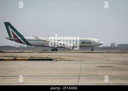 Baghdad, Iraq. 8 marzo 2021. L'aereo A330 di Papa Francesco Alitalia si prepara al decollo dall'aeroporto internazionale di Baghdad. Credit: Ameer al Mohammedaw/dpa/Alamy Live News Foto Stock